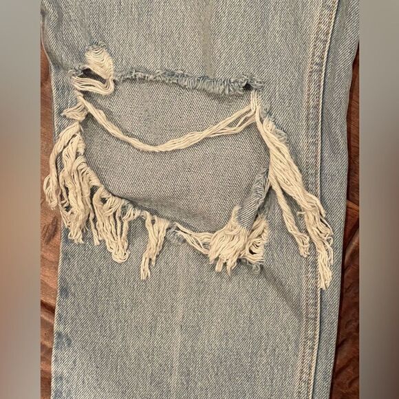 ASOS DESIGN Curve high rise distressed mom jeans light wash with rips 28/30 - Picture 7 of 13